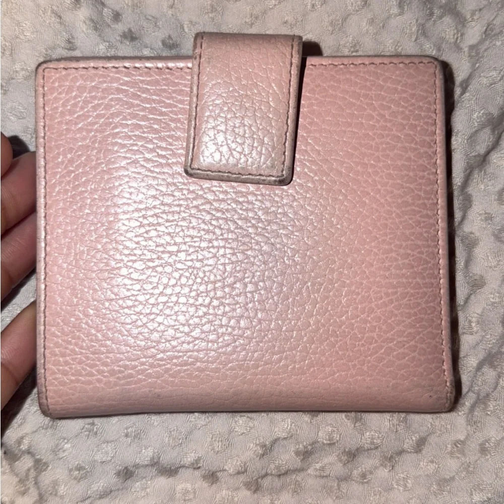 Gucci compact pink